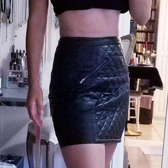 Sparkle & Fade Quilted Faux Leather Skirt (size:2) - Picture 8 of 8
